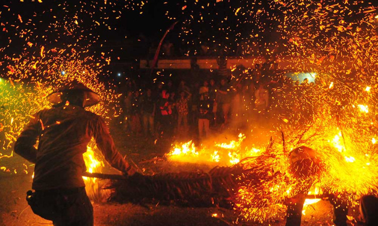 Keseruan Tradisi Perang Obor di Jepara Jawa Tengah