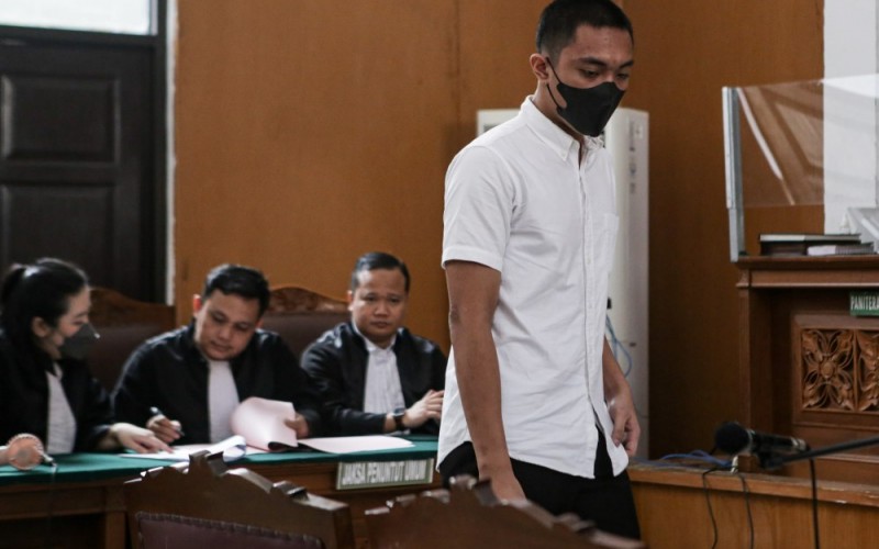erdakwa Mario Dandy (kanan) memasuki ruang sidang untuk menjalani sidang perdana di Pengadilan Negeri Jakarta Selatan, Jakarta, Selasa (6/6/2023). Sidang tersebut beragendakan pembacaan dakwaan atas kasus dugaan penganiayaan terhadap David Ozora. ANTARA FOTO/Fauzan