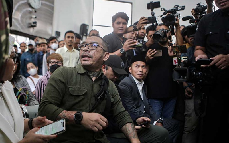 Ayah dari korban kasus dugaan penganiayaan terhadap David Ozora, Jonathan Latumahina (kiri) menghadiri sidang perdana terdakwa Mario Dandy di Pengadilan Negeri Jakarta Selatan, Jakarta, Selasa (6/6/2023). Sidang tersebut beragendakan pembacaan dakwaan atas kasus dugaan penganiayaan terhadap David Ozora. ANTARA FOTO/Fauzan