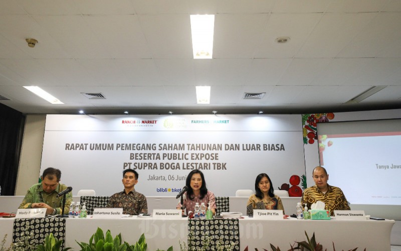 Direktur Utama PT Supra Boga Lestari Tbk. (RANC) Johartono Susilo (tengah), Direktur Hady Purnama (dari kiri), Direktur Harman Siswanto, Direktur Tidak Terafiliasi Maria Suwarni, dan Direktur Tjioe Pit Yin memberikan keterangan saat paparan publik di Jakarta, Selasa (6/6/2023). Bisnis/Arief Hermawan P