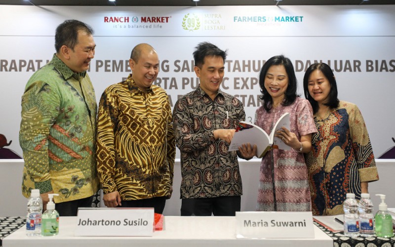 Direktur Utama PT Supra Boga Lestari Tbk. (RANC) Johartono Susilo (tengah), Direktur Hady Purnama (dari kiri), Direktur Harman Siswanto, Direktur Tidak Terafiliasi Maria Suwarni, dan Direktur Tjioe Pit Yin berbincang seusai paparan publik di Jakarta, Selasa (6/6/2023). Bisnis/Arief Hermawan P
