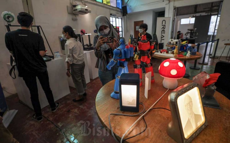 Siswa melihat karya 3D printing di 3D Print Fest, Jakarta, Selasa (6/6/2023). PT Astragraphia Xprins Indonesia entitas anak PT Astragraphia Tbk. menggelar 3D Print Fest yang merupakan rangkaian acara edukasi teknologi 3D printing untuk siswa siswi kejuruan baik SMK maupun vokasi mulai dari pelatihan, workshop, hingga kompetisi 3D printing. Bisnis/Fanny Kusumawardhani