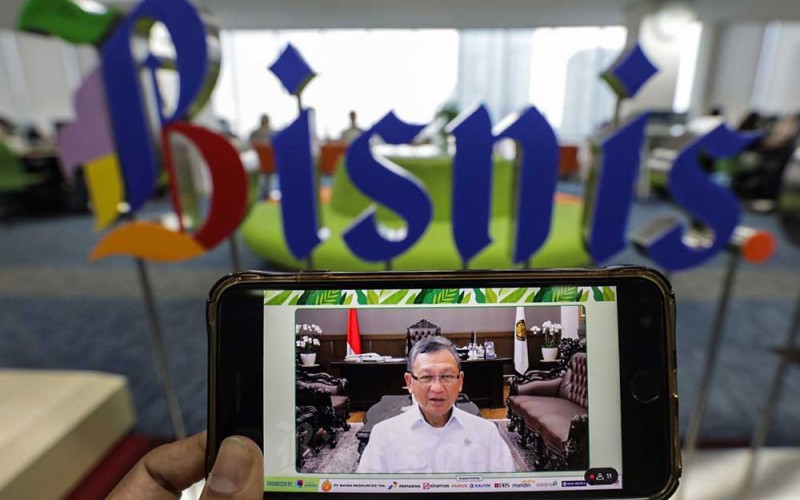 Menteri Energi Sumber Daya Mineral Arifin Tasrif memberikan paparan secara daring saat Bisnis Indonesia Green Economy Forum 2023 di Jakarta, Selasa (6/6/2023). Pada diskusi panel sesi kedua ini mengusung tema Memperkuat Program Mitigasi Perubahan Iklim pada Ekosistem Sektor ESDM. Membahas terkait bisakah mengharmoniskan bisnis sektor ESDM dengan mitigasi perubahan iklim hingga bagaimana menyelaraskan roadmap bisnis dengan desain mitigasi perubahan iklim. Bisnis/Fanny Kusumawardhani