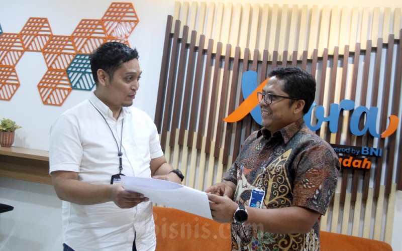 Wakil Pemimpin Wilayah 07 Bank Negara Indonesia (BNI) Edson Yudisthira (kanan) berbincang dengan Kepala Perwakilan Bisnis Indonesia Makassar Amri Nur Rahmat saat kunjungan ke BNI Wilayah 07 di Makassar, Sulawesi Selatan, Selasa (6/6/2023). Penyaluran kredit investasi BNI Wilayah 07 di Sulawesi Selatan (Sulsel) pada 2022 tercatat paling dominan pada sektor pertanian, perburuan, dan sarana pertanian sebesar 22,10 persen. Bisnis/Paulus Tandi Bone