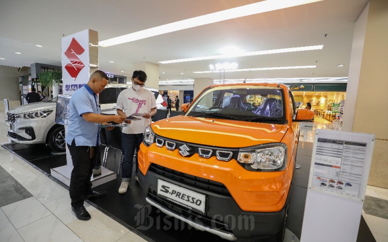 Pengunjung melihat mobil Suzuki saat berlangsungnya pameran otomotif di Kota Kasablanka, Jakarta, Selasa (6/6/2023). Pada pameran otomotif tersebut yang dijadwalkan berlangsung hingga 11 Juni 2023 tersebut, Suzuki menampilkan unit S-Presso MC AGS dan All New Ertiga Smart Hybrid GX MT. Bisnis/Eusebio Chrysnamurti