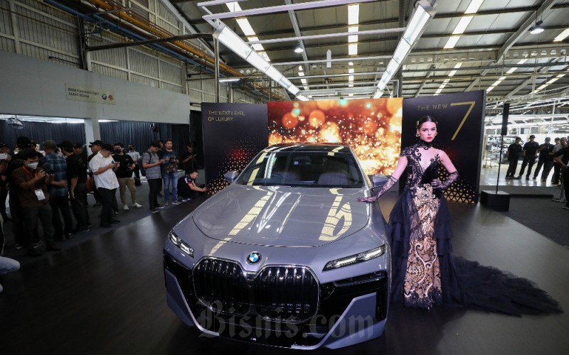 Model berpose di samping mobil saat acara peluncuran BMW Seri 7 di BMW Production Network 2, PT Gaya Motor, Sunter, Jakarta, Selasa (6/6/2023). Bisnis/Eusebio Chrysnamurti