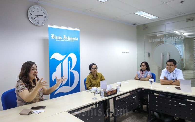 Vice President of Corporate Affairs, Communications, & Sustainability Kawan Lama Group Melinda Pudjo (kiri) menyampaikan paparan disaksikan Direktur Pemberitaan dan Produksi sekaligus Pemimpin Redaksi Bisnis Indonesia Maria Y. Benyamin (kedua kanan), Direktur Pemasaran Hery Trianto (kanan) dan Wakil Pemimpin Redaksi Rahayuningsih saat kunjungan Kawan Lama Group ke redaksi Bisnis Indonesia di Jakarta, Selasa (6/6/2023). Kawan Lama Group menyatakan akan terus berfokus pada pengembangan pilar bisnisnya, serta akan menggenjot inovasi khususnya di bidang teknologi seiring dengan tantangan digital saat ini. Bisnis/Arief Hermawan P
