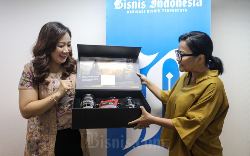 Wakil Pemimpin Redaksi Bisnis Indonesia Rahayuningsih (kanan) bertukar cendera mata dengan Vice President of Corporate Affairs, Communications, & Sustainability Kawan Lama Group Melinda Pudjo saat kunjungan Kawan Lama Group ke redaksi Bisnis Indonesia di Jakarta, Selasa (6/6/2023). Kawan Lama Group menyatakan akan terus berfokus pada pengembangan pilar bisnisnya, serta akan menggenjot inovasi khususnya di bidang teknologi seiring dengan tantangan digital saat ini. Bisnis/Arief Hermawan P