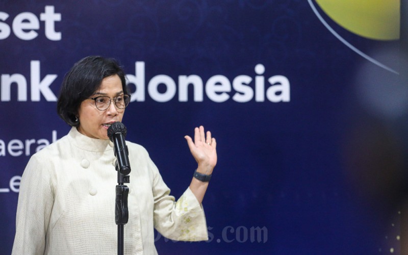Menteri Keuangan Sri Mulyani Indrawati memberikan keterangan pers terkait serah terima aset bekas BLBI Kepada 3 Pemda dan 14 ementerian atau lembaga di Jakarta, Selasa (6/6/2023). Bisnis/Abdurachman