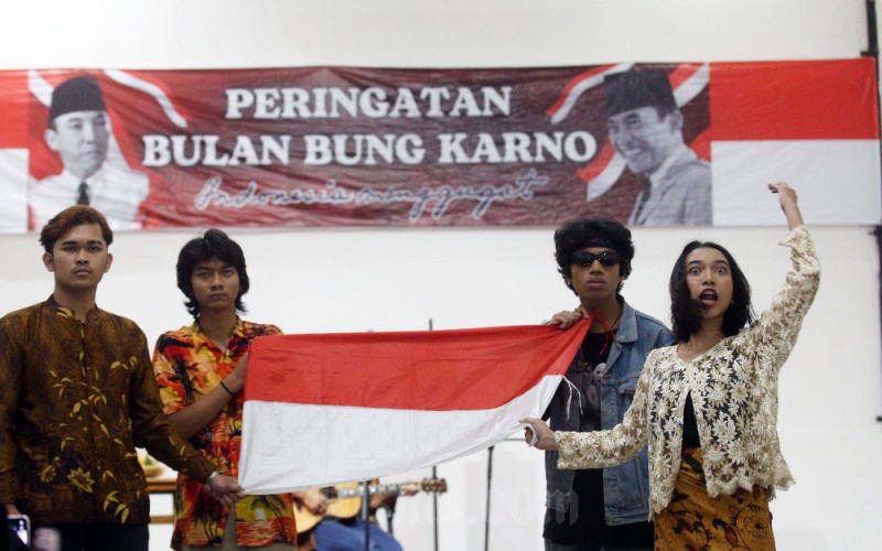 Penampilan teatrikal dari Teater Lima Wajah mengisi kegiatan Peringatan Bulan Bung Karno di Gedung Indonesia Menggugat (GIM), Bandung, Jawa Barat, Selasa (6/6/2023). Kegiatan ini untuk mengenang 122 tahun kelahiran Presiden pertama Republik Indonesia (RI) Ir Sukarno, serta perjuangannya dalam kemerdekaan dan membangun ideologi RI. Berbagai kegiatan dari teatrikal, menari, hingga pameran memorabilia mengisi Peringatan Bulan Bung Karno yang digelar di gedung yang menjadi salah satu tempat perjuangan Bung Karno di Bandung. Bisnis/Rachman