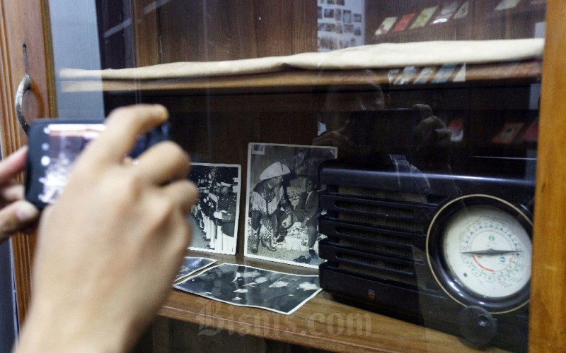 Pengunjung memerhatikan pameran foto-foto Bung Karno dan barang peninggalannya pada kegiatan Peringatan Bulan Bung Karno di Gedung Indonesia Menggugat (GIM), Bandung, Jawa Barat, Selasa (6/6/2023). Kegiatan ini untuk mengenang 122 tahun kelahiran Presiden pertama Republik Indonesia (RI) Ir Sukarno, serta perjuangannya dalam kemerdekaan dan membangun ideologi RI. Berbagai kegiatan dari teatrikal, menari, hingga pameran memorabilia mengisi Peringatan Bulan Bung Karno yang digelar di gedung yang menjadi salah satu tempat perjuangan Bung Karno di Bandung. Bisnis/Rachman