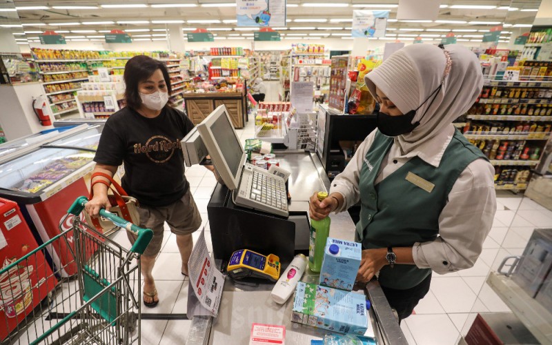 Pengunjung berbelanja di salah satu gerai ritel modern di Jakarta, Selasa (6/6/2023). Badan Pusat Statistik (BPS) mengumumkan Indeks Harga Konsumen (IHK) Mei 2023 mengalami inflasi sebesar 0,09% secara bulanan atau month-to-month (mtm). Bisnis/Arief Hermawan P