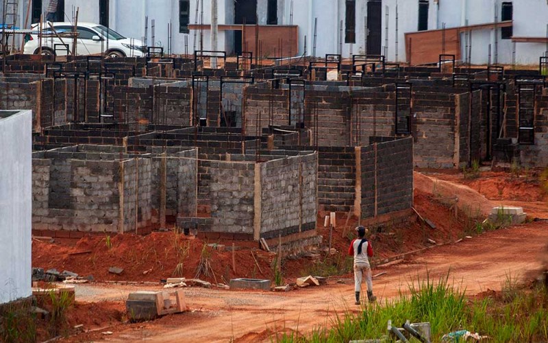 Pekerja berjalan di proyek pembangunan perumahan di Batam, Kepulauan Riau, Selasa (6/6/2023). Kementerian Pekerjaan Umum dan Perumahan Rakyat (PUPR) melalui Direktorat Jenderal Pembiayaan Infrastruktur Pekerjaan Umum dan Perumahan menyebutkan target penyaluran Fasilitas Likuiditas Pembiayaan Perumahan (FLPP) tahun 2023 yaitu sebanyak 220.000 unit dengan anggaran sebesar Rp25,18 triliun dan target pembiayaan Tabungan Perumahan Rakyat (Tapera) yakni sebanyak 10.000 unit senilai Rp1,05 triliun. ANTARA FOTO/Teguh Prihatna