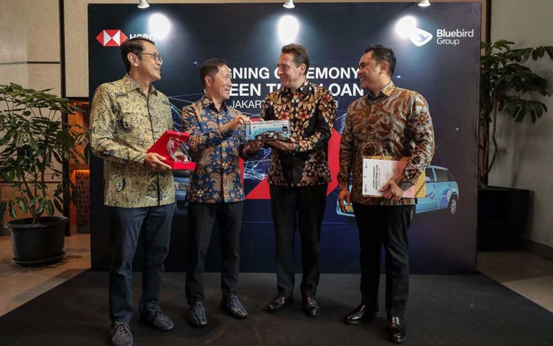 Presiden Direktur PT Bank HSBC Indonesia Francois de Maricourt (kedua kanan), Managing Director and Head of Wholesale Banking Riko Tasmaya (kanan), Direktur Utama PT Blue Bird Tbk. (BIRD) Sigit Djokosoetono (kedua kiri), dan Wakil Direktur Utama Adrianto Djokosoetono berbincang disela-sela  penandatanganan Pemberian Pinjaman Hijau Berjangka oleh PT Bank HSBC Indonesia kepada PT Blue Bird Tbk. di Jakarta, Rabu (7/6/2023).  PT Bank HSBC Indonesia menyalurkan pinjaman berjangka sebesar Rp350 miliar, termasuk di dalamnya pinjaman hijau berjangka atau green term loan senilai Rp50 miliar kepada PT Blue Bird Tbk. dan anak perusahaan yang akan digunakan untuk mengakuisisi kendaraan listrik. Bisnis/Fanny Kusumawardhani