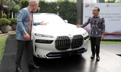 BMW Indonesia Serahkan BMW i7 Sebagai Sustainable Mobility Partner Untuk KTT ke-43 ASEAN PLUS 2023