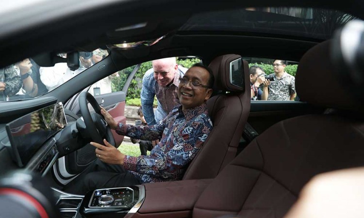 BMW Indonesia Serahkan BMW i7 Sebagai Sustainable Mobility Partner Untuk KTT ke-43 ASEAN PLUS 2023