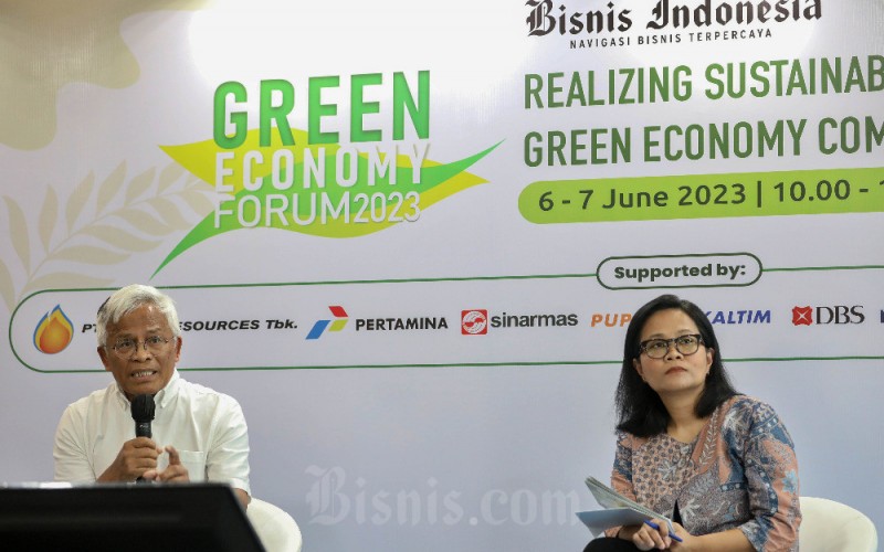 Pakar Rekayasa Hayati ITB Robert Manurung (kiri) bersama dengan dengan Wakil Pemimpin Redaksi Bisnis Indonesia saat diskusi panel Bisnis Indonesia Green Economy Forum 2023 hari kedua di Jakarta, Rabu (7/6/2023). Diskusi tersebut bertema "Membangun Industri Perkebunan dan Kehutanan Yang Sejahtera Nan Lestari". Bisnis/Eusebio Chrysnamurti