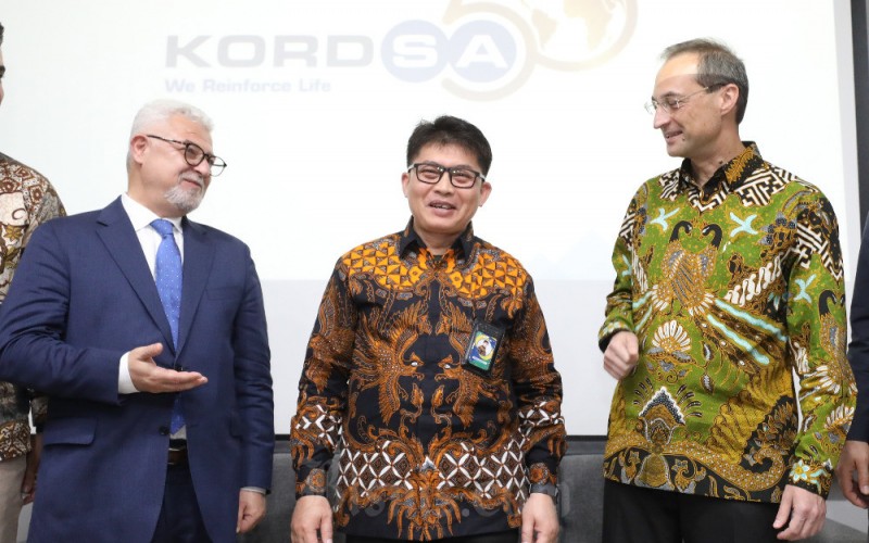 Chief Executive Officer Of Kordsa Ibrahim Ozgur Yildirim (dari Kiri), Direktur Industri Tekstil, Kulit Dan Alas Kaki  Kementrian Perindustrian Adhie Rochmanto Pandiangan, dan President Director Of PT Indo Kordsa Tbk. Omur Mentes berbincang seusai peresmian APAC Technical Center di Bogor, Jawa Barat, Rabu (7/6/2023). Kordsa meresmikan pusat teknis pertamanya di wilayah Asia Pasifik yang beroperasi di bawah PT Indo Kordsa Tbk. Nantinya Pusat Teknis Asia Pasifik akan berfungsi sebagai landasan bagi perusahaan untuk pengembangan inovasi teknologi penguat ban yang melayani tidak hanya pasar kawasan Asia Pasifik, tetapi juga memperluas jangkauannya hingga ke pasar global. Bisnis/Abdurachman