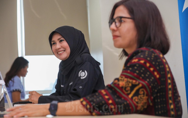 CEO dan Co-founder Transtrack Anggia Meisesari (kiri) disaksikan Direktur Pemberitaan dan Produksi sekaligus Pemimpin Redaksi Bisnis Indonesia Maria Y. Benyamin memberikan pemaparan saat kunjungan ke redaksi Bisnis Indonesia di Jakarta, Rabu (7/6/2023). Perusahaan startup teknologi tersebut mengklaim menjadi pionir dalam membantu bisnis end-to-end perusahaan logistik di Indonesia. Perusahaan ini bertujuan untuk membantu pengoptimalan operasi armada dan integrator rantai pasokan industri logistik. Bisnis/Himawan L Nugraha
