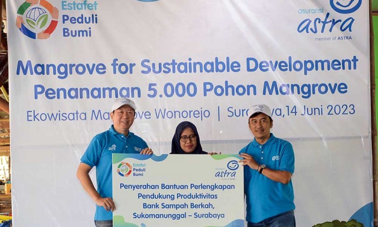 Asuransi Astra Tanam 5.000 Bibit Pohon Mangrove di Surabaya