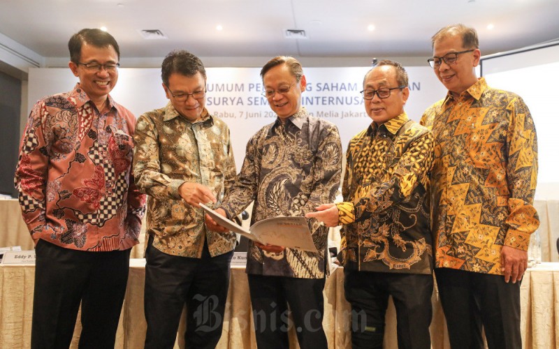 Direktur PT Surya Semesta Internusa Tbk. (SSIA) Sonny Satia Negara (dari kiri), Direktur Wilson Effendy, Presiden Direktur Johannes Suriadjaja, Wakil Presiden Direktur Eddy Purwana Wikanta, dan Direktur The Jok Tung berbincang seusai Rapat Umum Pemegang Saham Tahunan (RUPST) di Jakarta, Rabu (7/6/2023). Bisnis/Arief Hermawan P