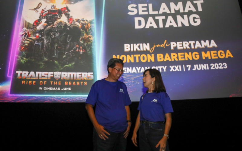 Direktur Utama PT Bank Mega Tbk. Kostaman Thayib (kiri) dan Direktur Lay Diza Larentie berbincang di sela-sela acara nonton bareng Bank Mega di Jakarta, Rabu (7/6/2023). PT Bank Mega Tbk. memperkenalkan Bikin Jadi Pertama sebagai program apresiasi atas loyalitas para pemegang kartu kredit Mega First Infinite dan kartu kredit Mega lainnya dengan nasabah dapat menikmati event yang akan diselenggarakan seperti nonton bareng, olahraga, musik, fesyen dan lainnya. Sebagai awal dari kegiatan ini, Bank Mega mengajak nasabah untuk nonton film perdana berjudul Transformer: Rise of the Beasts di XXI Senayan CIty, Jakarta. Bisnis/Himawan L Nugraha