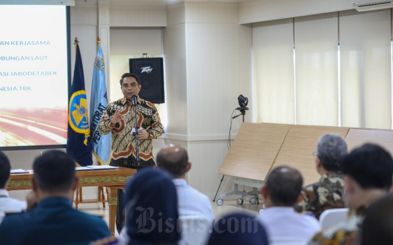 Direktur Sales & Distribution PT Bank Syariah Indonesia Tbk (BSI) memberikan paparan saat acara penandatanganan kerjasama di Jakarta, Rabu (7/6/2023). PT Bank Syariah Indonesia Tbk. mendorong inklusi ekonomi syariah di lingkungan Kementerian Perhubungan.  Salah satunya dengan melakukan kerjasama BSI dengan Satuan Kerja Kantor Pusat Direktorat Jenderal Perhubungan Laut Kementerian Perhubungan dan Satuan Kerja Badan Pengelola Transportasi Jabodetabek Kementerian Perhubungan. Saat ini BSI telah dipercaya mengelola payroll lebih dari 300 ribu ASN seluruh Indonesia. Bisnis/Abdurachman