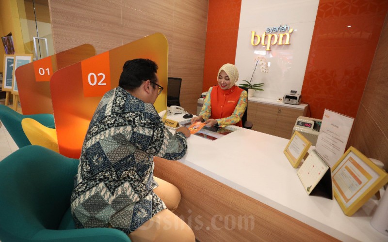 Karyawan melayani nasabah saat acara peresmian Relokasi Kantor Cabang BTPN Syariah Pondok Indah di Jakarta, Rabu (7/6/2023). Relokasi kantor cabang baru ini dilakukan untuk meningkatkan kenyamanan dan kepuasan nasabah pendanaan, selain itu juga memberikan pengalaman langsung bagi nasabah pendanaan melihat karya nasabah pembiayaan yang menggunakan dana yang dihimpun. Bisnis/Eusebio Chrysnamurti