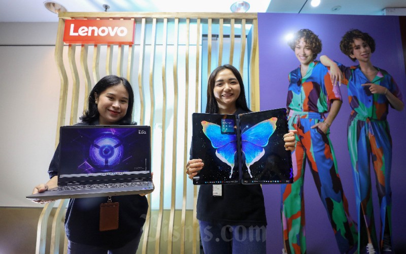 Pekerja menunjukan Lenovo Yoga Book 9i saat acara Lenovo Innovate 2023 di Jakarta, Rabu (7/6/2023).  Lenovo merilis kehadiran laptop terbarunya, Yoga Book 9i yang diklaim sebagai laptop pertama di dunia yang menggunakan dua layar penuh dan dijual seharga Rp 34.999.000. Selain itu Lenovo juga memperkenalkan laptop Lenovo LOQ untuk seri laptop gaming dan dijual dengan harga mulai dari Rp18.499.000 hingga Rp20.499.000.