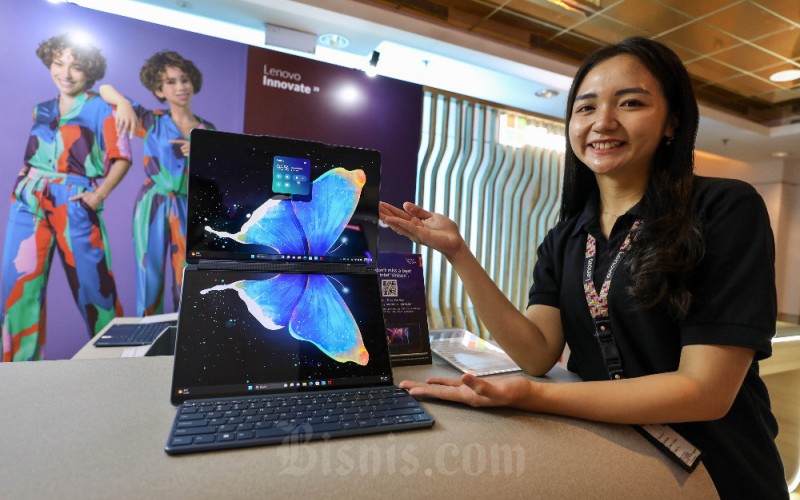 Pekerja menunjukan Lenovo Yoga Book 9i saat acara Lenovo Innovate 2023 di Jakarta, Rabu (7/6/2023).  Lenovo merilis kehadiran laptop terbarunya, Yoga Book 9i yang diklaim sebagai laptop pertama di dunia yang menggunakan dua layar penuh dan dijual seharga Rp 34.999.000. Selain itu Lenovo juga memperkenalkan laptop Lenovo LOQ untuk seri laptop gaming dan dijual dengan harga mulai dari Rp18.499.000 hingga Rp20.499.000.