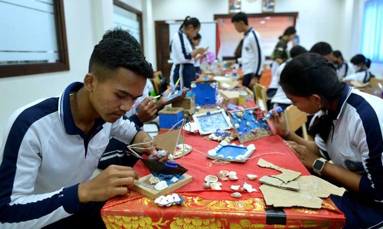 Siswa SMA di Bali Belajar Membuat Kerajinan Dari Daur Ulang Sampah