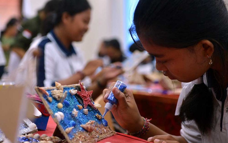 Siswa mengikuti pelatihan membuat produk suvenir daur ulang bernilai seni berbasis 3R atau reduce, reuse, recycle di SMA Negeri 2 Abiansemal, Badung, Bali, Rabu (7/6/2023). Kegiatan yang merupakan bagian dari program pengabdian kepada masyarakat LP2MPP Institut Seni Indonesia (ISI) Denpasar itu dilakukan untuk memberikan keterampilan kepada pelajar agar dapat mengubah barang-barang bekas untuk diolah menjadi produk kerajinan bernilai ekonomi yang nantinya dapat dijual oleh para siswa. ANTARA FOTO/Fikri Yusuf