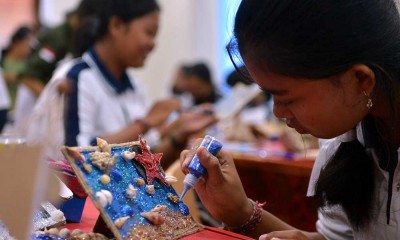 Siswa SMA di Bali Belajar Membuat Kerajinan Dari Daur Ulang Sampah