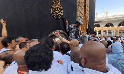 Jemaah Haji Berebut Mencium Hajar Aswad saat Lakukan Umrah Wajib dan Sunah