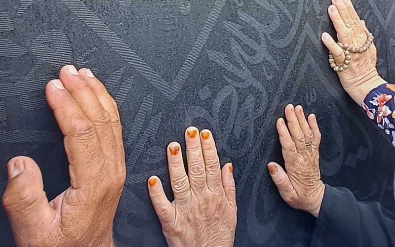 Umat islam memegang kaâbah usai tawaf di Masjidil Haram, Mekah, Arab Saudi, Rabu (7/6/2023). Umat islam dari seluruh dunia melakukan umrah wajib dan umrah sunah di Masjidil Haram sebelum mengikuti puncak ibadah haji. ANTARA FOTO/Wahyu Putro A