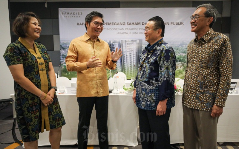 Direktur Utama PT Indonesian Paradise Property Tbk. (INPP) Anthony Prabowo Susilo (kedua kiri), Direktur Surina (kiri), Direktur Djatikesumo Subagio (kedua kanan), dan Direktur Patrick Santosa Rendradjaja berbincang sebelum Paparan Publik di Jakarta, Kamis (8/6/2023). PT Indonesian Paradise Property Tbk. (INPP) mencatatkan pendapatan sebesar sebesar Rp262,7 miliar pada kuartal I/2023, meningkat 96% dari periode yang sama tahun lalu. Divisi komersial menjadi penyumbang penjualan terbesar dengan pendapatan sebesar Rp110,4 miliar. Bisnis/Arief Hermawan P