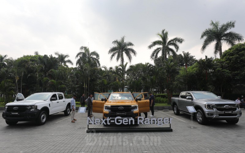 Jurnalis mengamati mobil terbaru Ford Ranger Raptor dan Ford Everest Titanium di sela-sela peluncurannya di Jakarta, Kamis (8/6). RMA Indonesia sebagai agen pemegang merek (APM) Ford di Indonesia meluncurkan varian baru mobil double cabin andalannya Ford Ranger dengan varian Ranger Base 2.0L (4x4) 6M/T seharga Rp481 juta, Ranger XLT 2.0L (4X4) A/T Rp589 juta. Bisnis/Himawan L Nugraharn