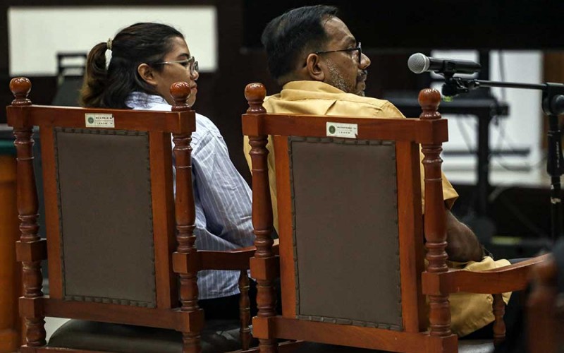 Terdakwa Direktur Lokataru Haris Azhar (kanan) dan Koordinator KontraS Fatia Maulidiyanti menjalani sidang di Pengadilan Negeri Jakarta Timur, Jakarta, Kamis (8/6/2023). Sidang tersebut beragendakan pemeriksaan Luhut Binsar Pandjaitan sebagai saksi atas kasus dugaan pencemaran nama baik dirinya dengan terdakwa Haris Azhar dan Fatia Maulidiyanti. ANTARA FOTO/Fauzan