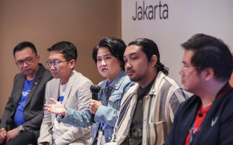 Regional Director Google Cloud Indonesia & Malaysia Megawaty Khie (tengah) disaksikan Country Manager, Enterprise, and Public Sector Google Cloud Indonesia Anang Efendy (dari kiri), Direktur Digital & Teknologi Informasi BRI Arga M Nugraha, Head of Product Aruna, Walesa Danto, dan Chief Platform Officer KoinWorks Jonathan Bryan memberikan pemaparan di sela-sela acara Google Cloud Summit 2023 di Jakarta, Kamis (7/6/2023). Bisnis/Himawan L Nugraha