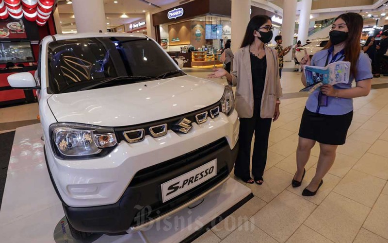 Pengunjung melihat mobil Suzuki saat berlangsungnya pameran otomotif di Gandaria City Mall, Jakarta, Selasa (8/6/2023). Pameran otomotif yang menampilkan unit Suzuki S-Presso MC AGS dan All New Ertiga Smart Hybrid GX MT tersebut berlangsung hingga 11 Juni 2023. Bisnis/Fanny Kusumawardhani