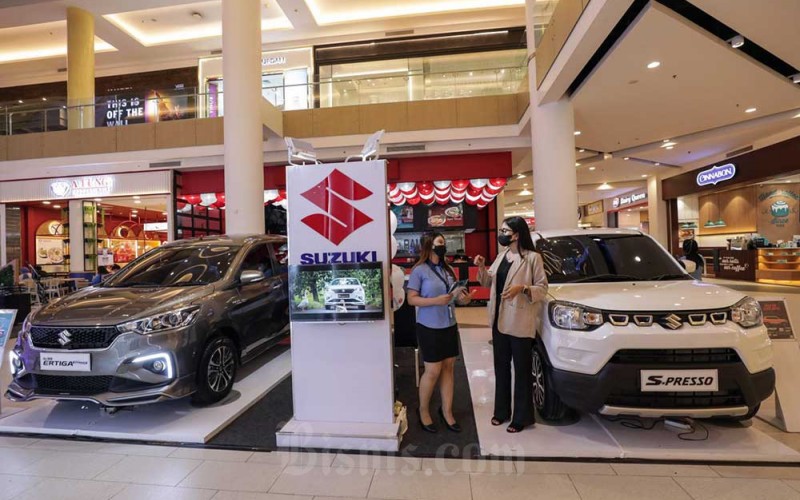 Pengunjung melihat mobil Suzuki saat berlangsungnya pameran otomotif di Gandaria City Mall, Jakarta, Selasa (8/6/2023). Pameran otomotif yang menampilkan unit Suzuki S-Presso MC AGS dan All New Ertiga Smart Hybrid GX MT tersebut berlangsung hingga 11 Juni 2023. Bisnis/Fanny Kusumawardhani