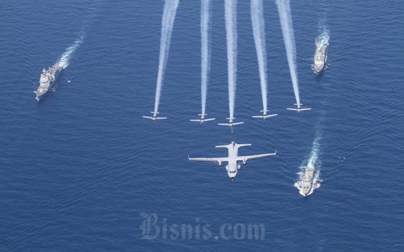 Parade kapal perang peserta Multilateral Naval Exercise Komodo (MNEK) di selat Makassar pada acara penutupan MNEK yang difoto dari pesawat Casa NC212 Aviocar Wing Udara 2 Pusat Penerbangan TNI Angkatan Laut (Puspenerbal) di Makassar, Sulawesi Selatan, Kamis (8/6/2023). MNEK diadakan sekali dalam dua tahun sempat terhenti yang seharusnya terlaksana pada tahun 2020 karena wabah virus Covid-19 melanda dunia baru dapat terlaksana tahun ini Bisnis/Paulus Tandi Bone