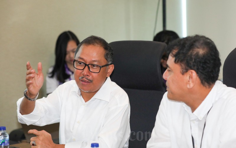Direktur PT Bank Negara Indonesia (Persero) Tbk. Muhammad Iqbal (kiri) didampingi Pemimpin Divisi Institutional Banking 2 Efrizal memberikan pemaparan di sela-sela penandatanganan kerja sama di Jakarta, Kamis (8/6/2023). PT Bank Negara Indonesia (Persero) Tbk. atau BNI dan Yayasan Bina Nusantara (Binus) bekerja sama dalam program Financial Ecosystem yang mendukung Binus baik dari sisi pengelolaan transaksional keuangan maupun non-keuangan seperti integrasi sistem keuangan melalui Cash Management System, VA Debit, pembayaran uang kuliah melalui cicilan kartu kredit, dan program magang bagi mahasiswa S1. Bisnis/Himawan L Nugraha