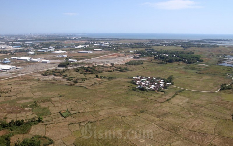 Foto udara kawasan pertanian di Kabupaten Maros, Sulawesi Selatan, Kamis (8/6/2023). Tim Pengendalian Inflasi Daerah (TPID) Sulawesi Selatan (Sulsel) telah menyiapkan beberapa strategi guna mengamankan pasokan pangan saat El Nino yang diprediksi terjadi pada Juli-Oktober mendatang. Beberapa langkah antara lain dengan membangun beberapa embung, pengadaan pompa air, mendorong masyarakat membuat sumur bor dan melakukan percepatan olah tanam. Bisnis/Paulus Tandi Bone