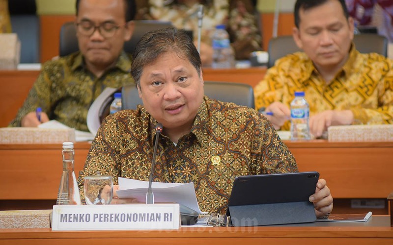 Menko Perekonomian Airlangga Hartarto menyampaikan paparan dalam rapat kerja bersama Badan Anggaran (Banggar) DPR di kompleks Parlemen, Jakarta, Jumat (9/6/2023). Rapat tersebut membahas Rencana Kerja Pemerintah (RKP) Tahun 2024 pada Kemenko Maritim dan Investasi, Kemenko Perekonomian, Kemenko PMK, dan Kemenko Polhukam. ANTARA FOTO/Aqila Budiati