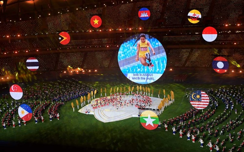 Sejumlah penari menampilkan tari kreasi saat penutupan ASEAN Para Games 2023 di Stadion Morodok Techo National Stadium, Phnom Penh, Kamboja, Jumat (9/6/2023). ASEAN Para Games 2023 Kamboja resmi berakhir dan selanjutnya Thailand menjadi tuan rumah ke-13 pada 2026 dengan pelaksanaannya di kota Nakhon Ratchasima.  ANTARA FOTO/Zabur Karuru