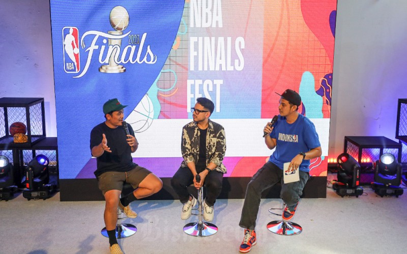 Konten kreator Jovial da Lopez (tengah) dan graffiti artist Bernhard Suryaningrat (kiri) dipandu moderator mengikuti talk show pada acara NBA Finals Fest di M Bloc Space, Jakarta, Jumat (9/6/2023). NBA Finals Fest digelar di Jakarta dengan menyajikan beragam pameran budaya pop bagi penggemar NBA di Indonesia seperti pameran seni mural, pertunjukan musik, fasilitas basket 3x3, gelaran fesyen dan nonton bareng final NBA dalam rangka meramaikan gelaran final NBA musim 2022-2023 antara Miami Heat melawan Denver Nuggets. Bisnis/Arief Hermawan P