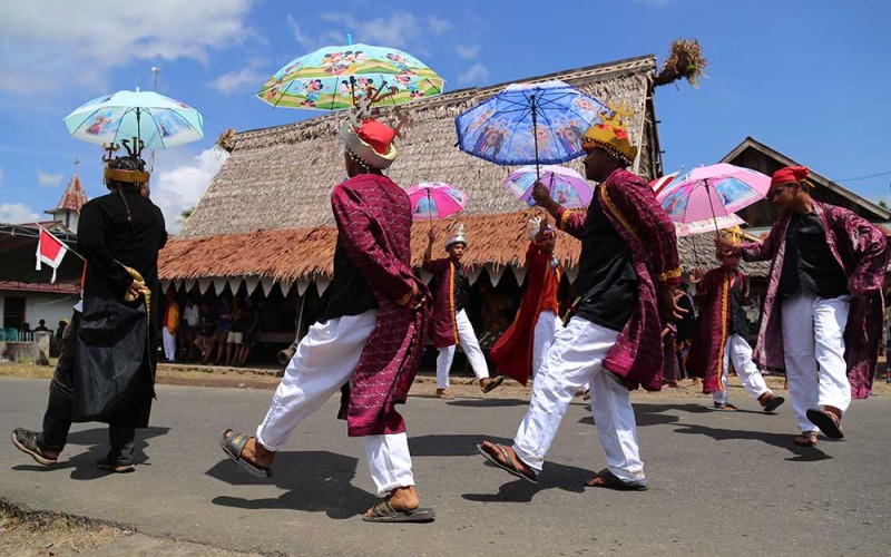 Sejumlah warga suku Sahu menampilkan tarian Legu Salai saat menggelar upacara tradisi ritual adat Orom Sasadu atau makan bersama di Desa Ngaon Kabupaten Halmahera Barat, Maluku Utara, Jumat (9/6/2023). Tradisi dilakukan sebagai mengungkapkan rasa syukur atas hasil panen yang berlimpah tersebut sekaligus untuk memeriahkan Festival teluk Jailolo 2023. ANTARA FOTO/Andri Saputra