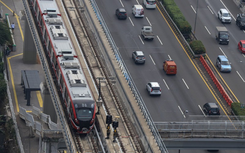 Rangkaian kereta LRT melintas saat tahap uji coba di Jakarta, Jumat (9/6/2023). Kementerian Perhubungan (Kemenhub) memastikan bahwa tiket Light Rail Transit atau LRT Jabodebek akan dijual dengan harga yang terjangkau. Pemerintah berencana memberikan subsidi sebesar 30-40% untuk moda transportasi tersebut. Bisnis/Arief Hermawan P