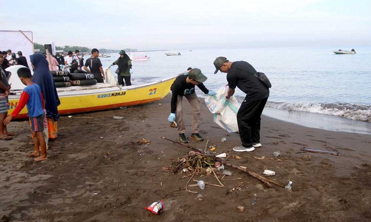 Aksi Bersih-Bersih Sampah di Pantai Tanjung Bayang Makassar